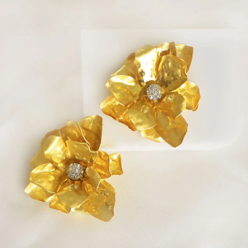 Best hoop earrings with gold-plated finishes for an affordable luxury vibe-Chunky Metallic Flower Earring